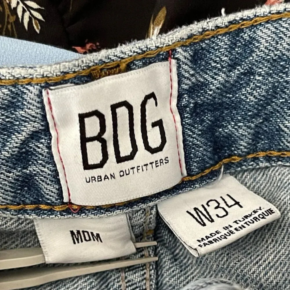 Urban Outfitters BDG High Rise Distressed Mom Jeans Size 34 - Picture 4 of 6